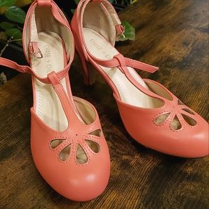 2.5 inch heel, peekaboo toe, T strap, retro, coral, soft, almost new